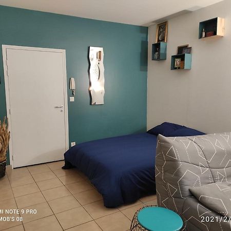 Studio Dans Vieux Magasin 1800 Apartment Sedan Exterior photo