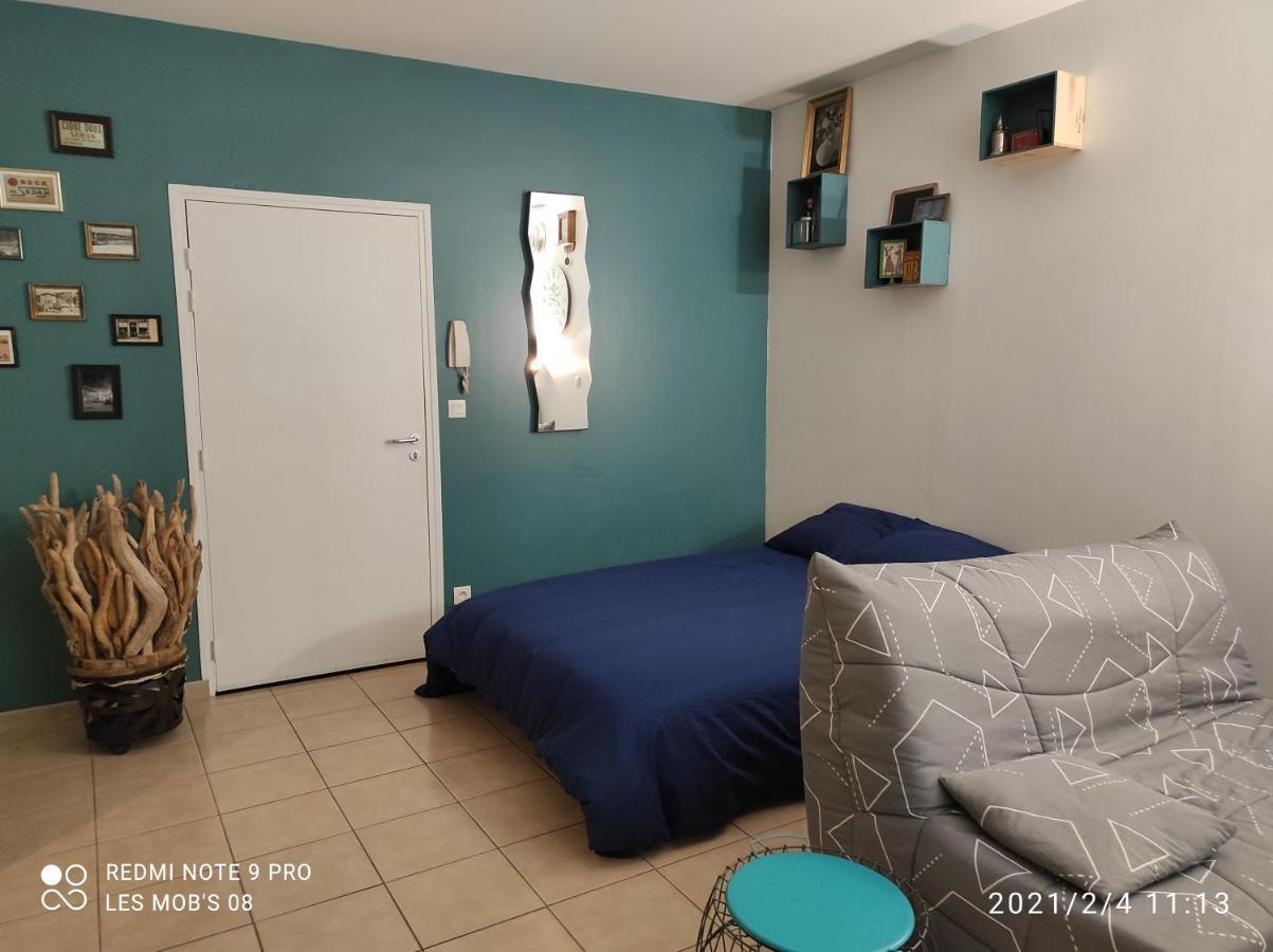 Studio Dans Vieux Magasin 1800 Apartment Sedan Exterior photo